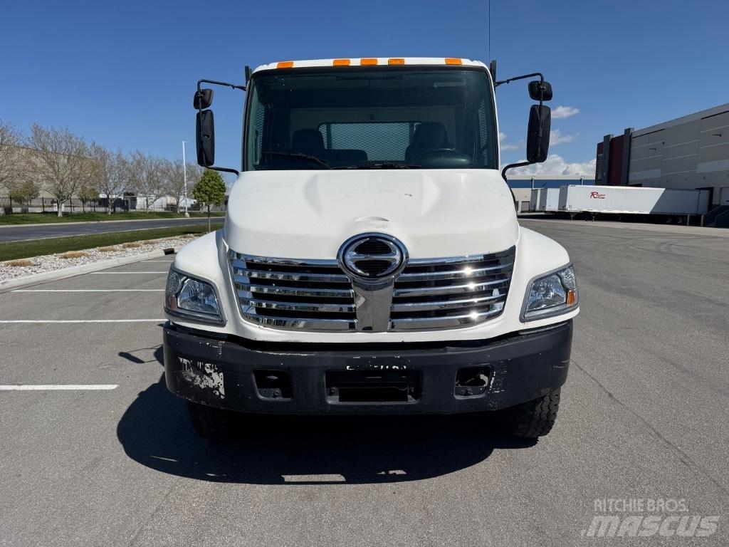 Hino 268 Platós / Ponyvás teherautók