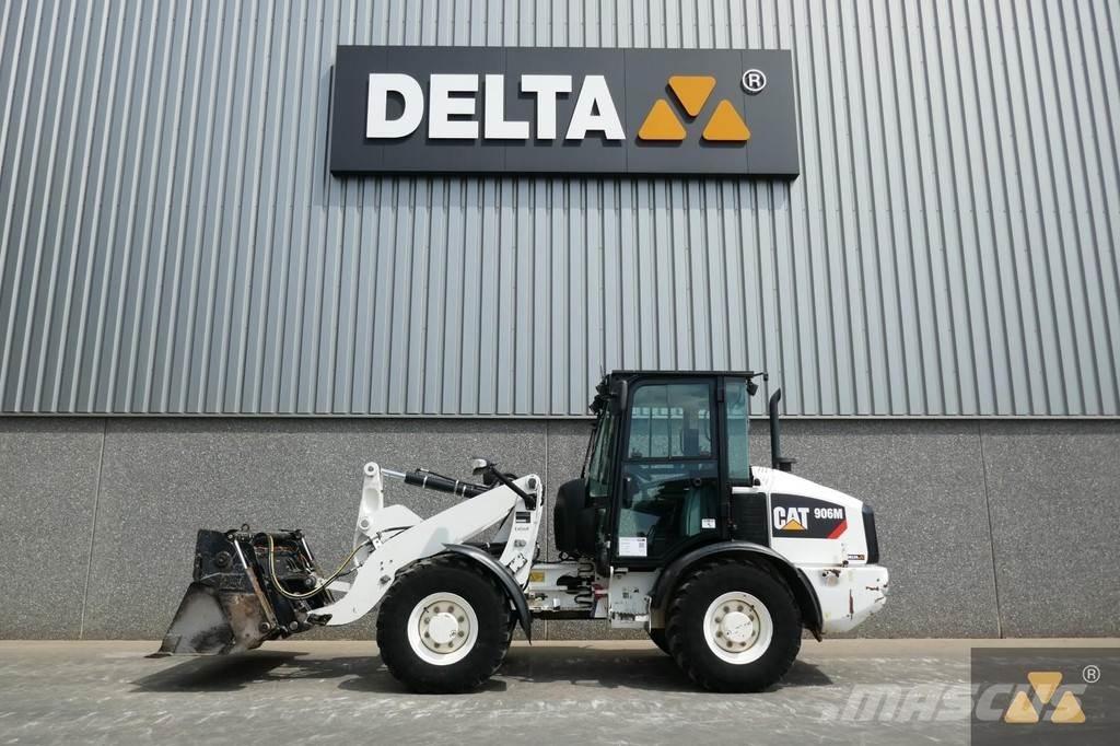 CAT 906M Gumikerekes homlokrakodók