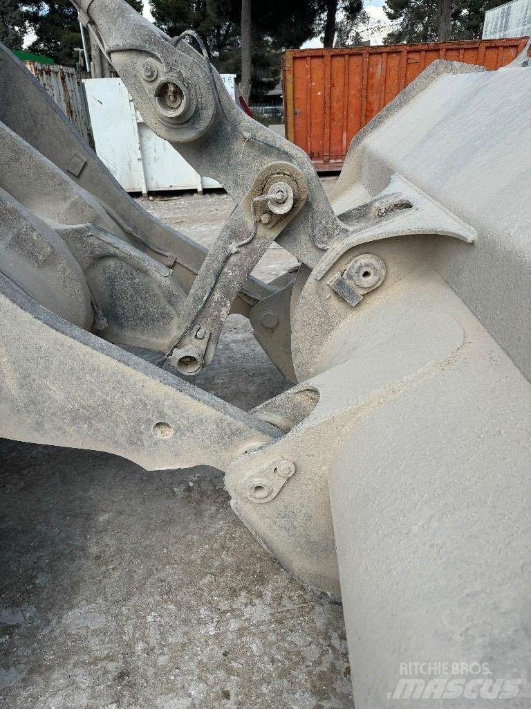 Volvo L 120 F Gumikerekes homlokrakodók