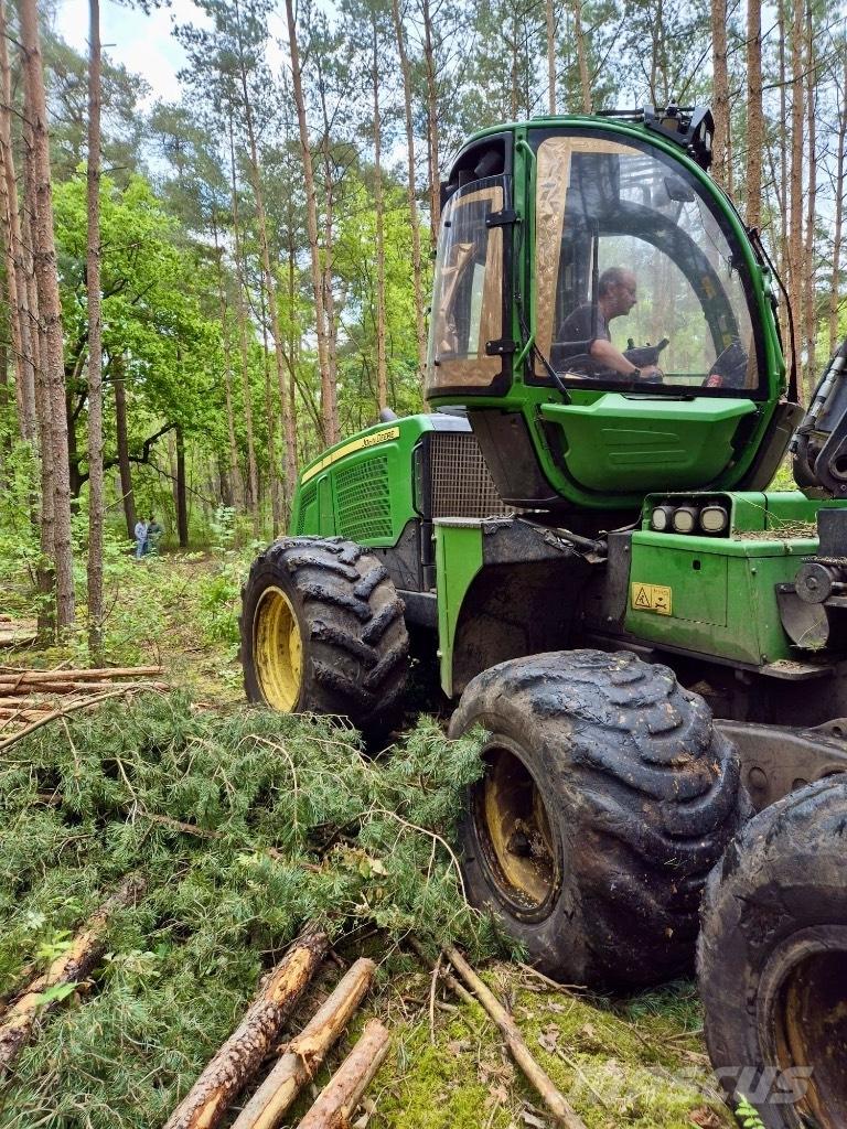 John Deere 1170 E Betakarítók