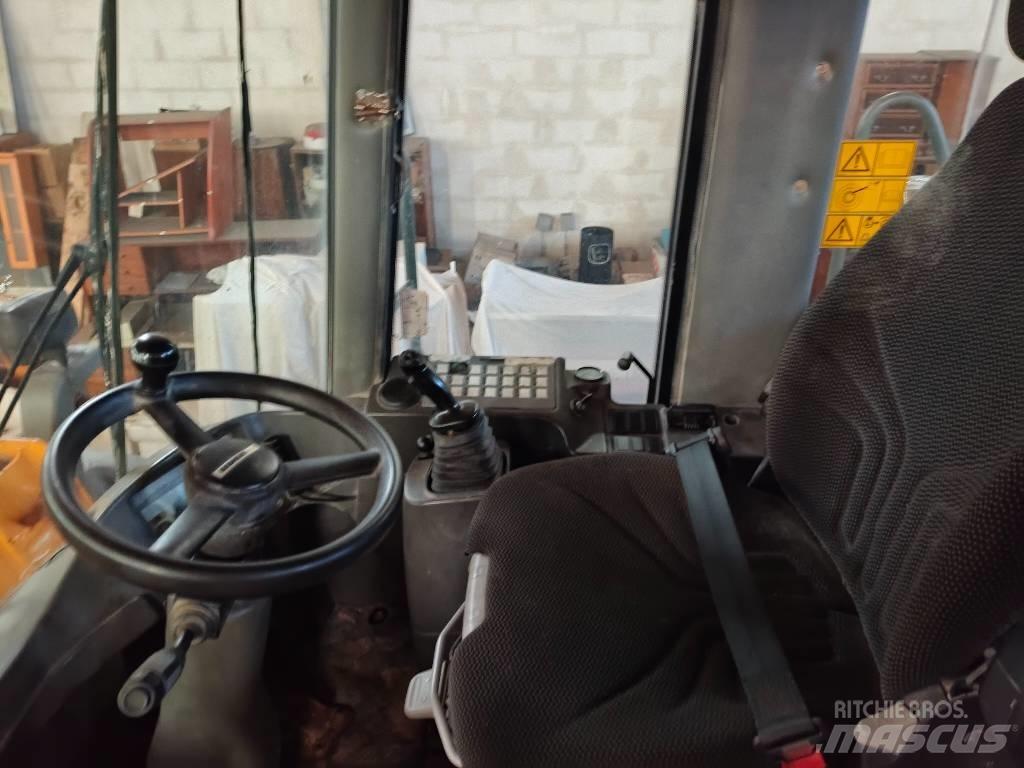 Liebherr 544 Gumikerekes homlokrakodók