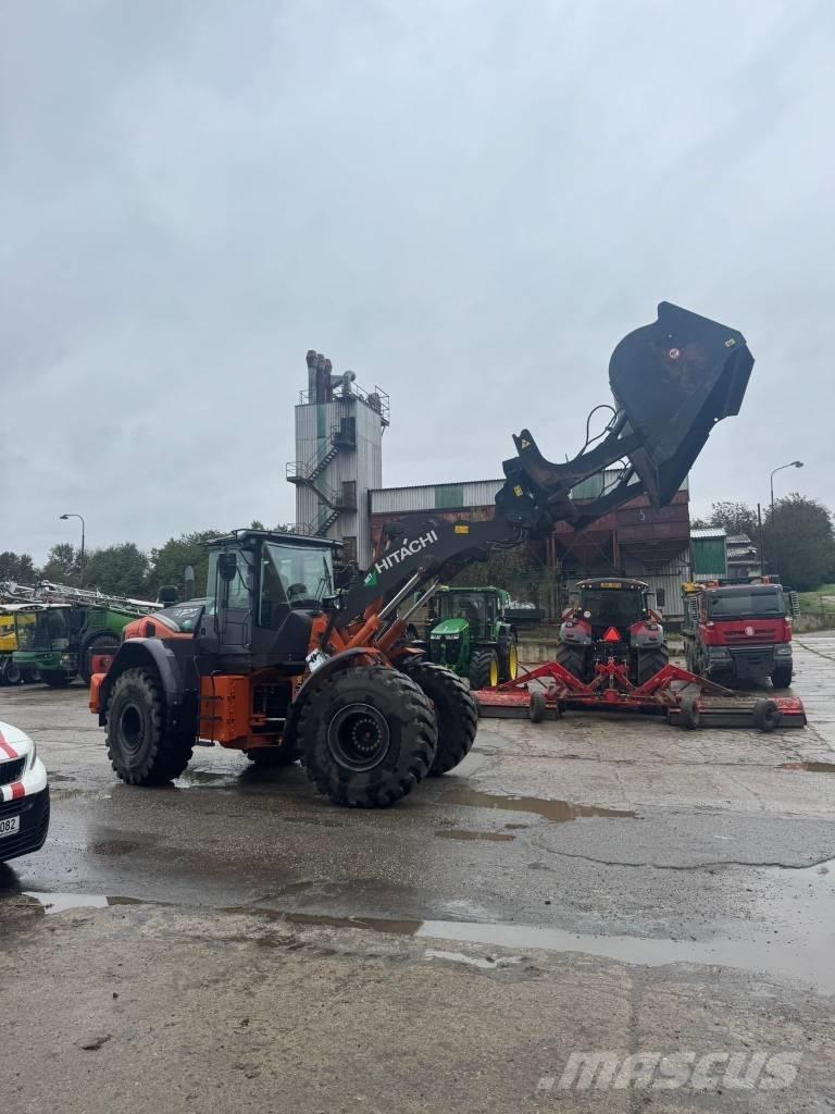 Hitachi ZW220 Gumikerekes homlokrakodók