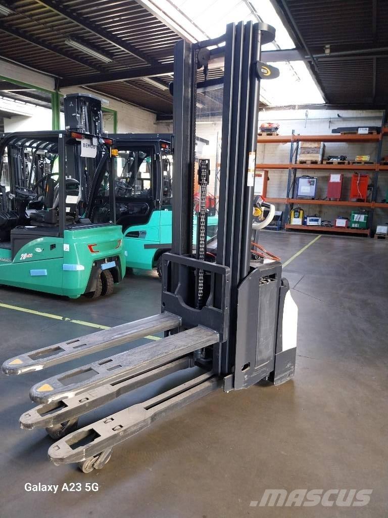 Crown ESi40001.6TT Gyalogkíséretű targonca