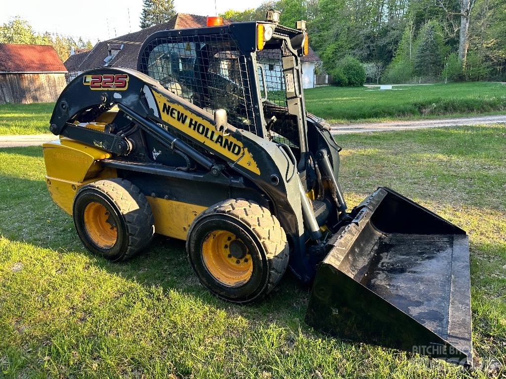 New Holland L 225 Kompaktrakodók