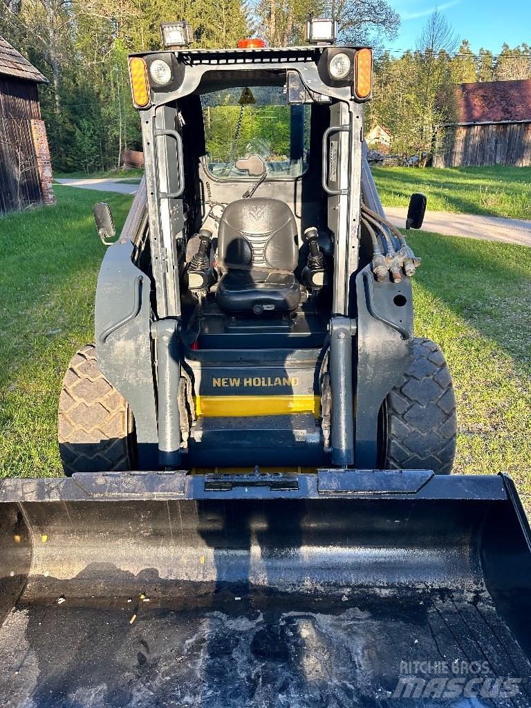 New Holland L 225 Kompaktrakodók