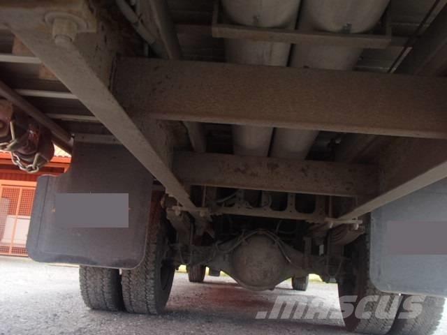 Hino 195 Platós / Ponyvás teherautók