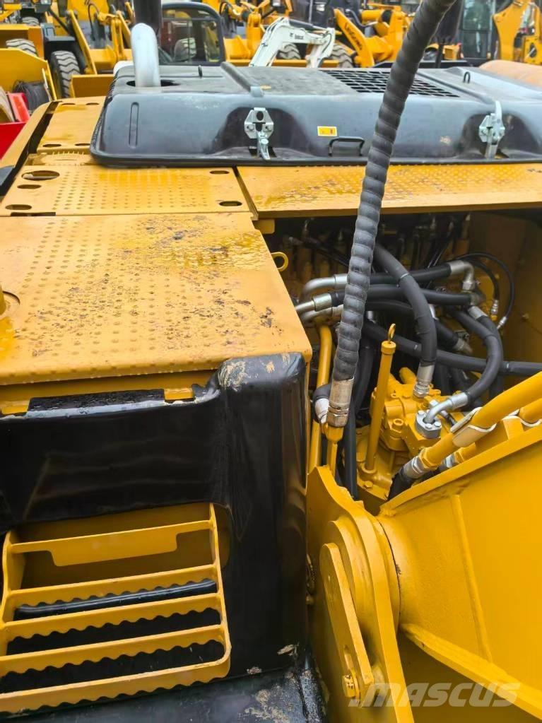 CAT 320D2 Lánctalpas kotrók