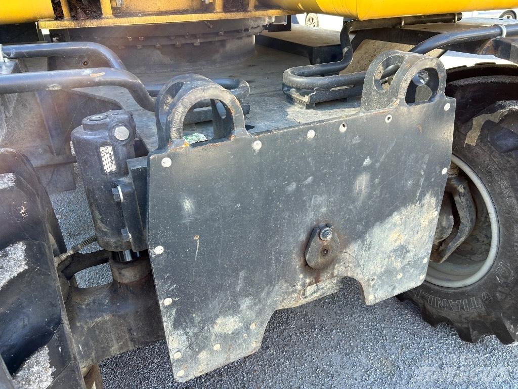 Komatsu PW148 -10 Gumikerekes kotrók