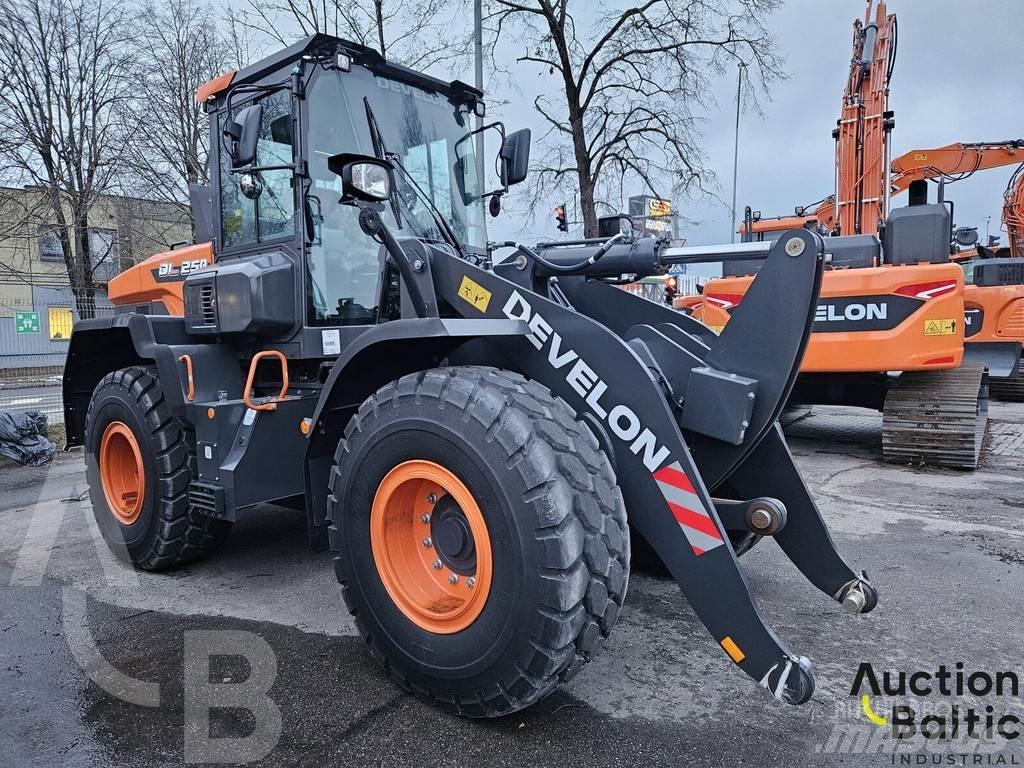 Develon DL250 Gumikerekes homlokrakodók