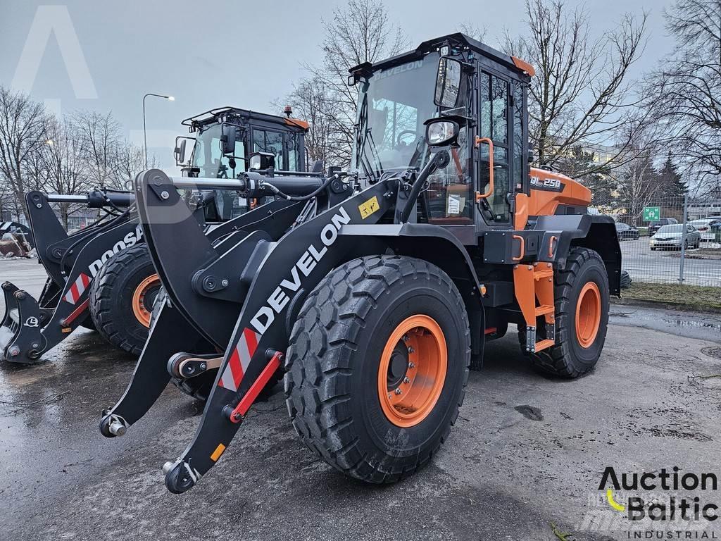 Develon DL250 Gumikerekes homlokrakodók