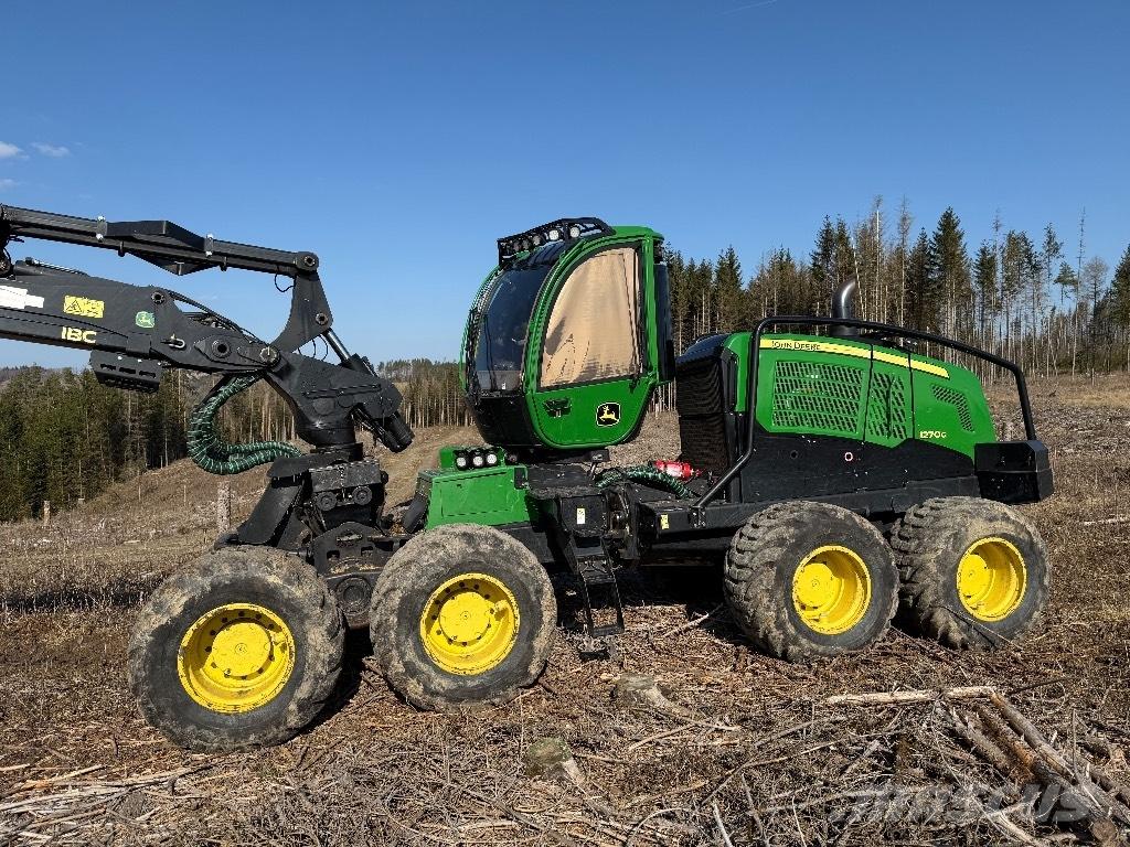 John Deere 1270 G Betakarítók