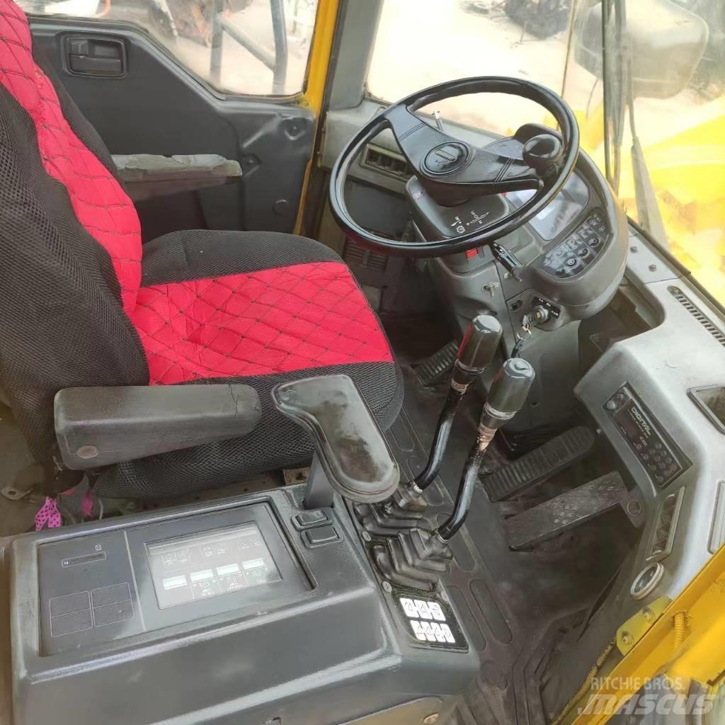 Komatsu WA 600-3 Gumikerekes homlokrakodók