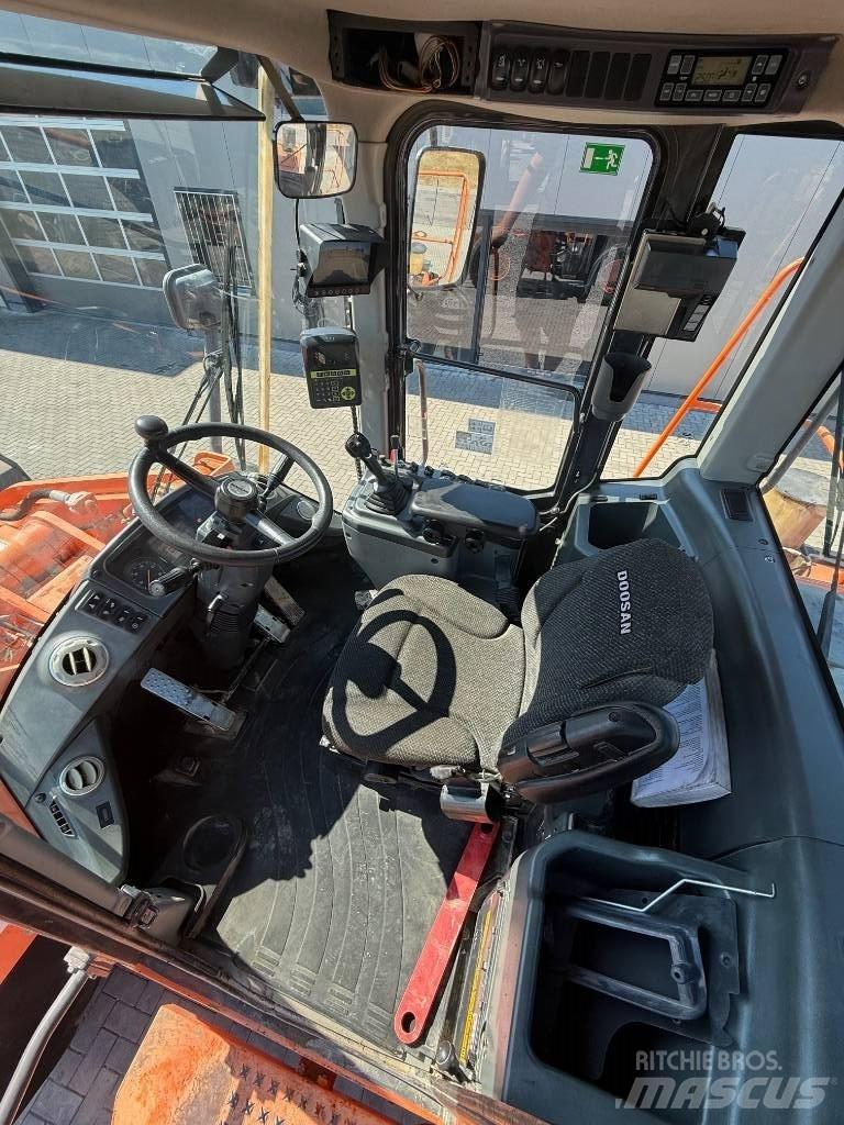 Doosan DL 300-3 Gumikerekes homlokrakodók