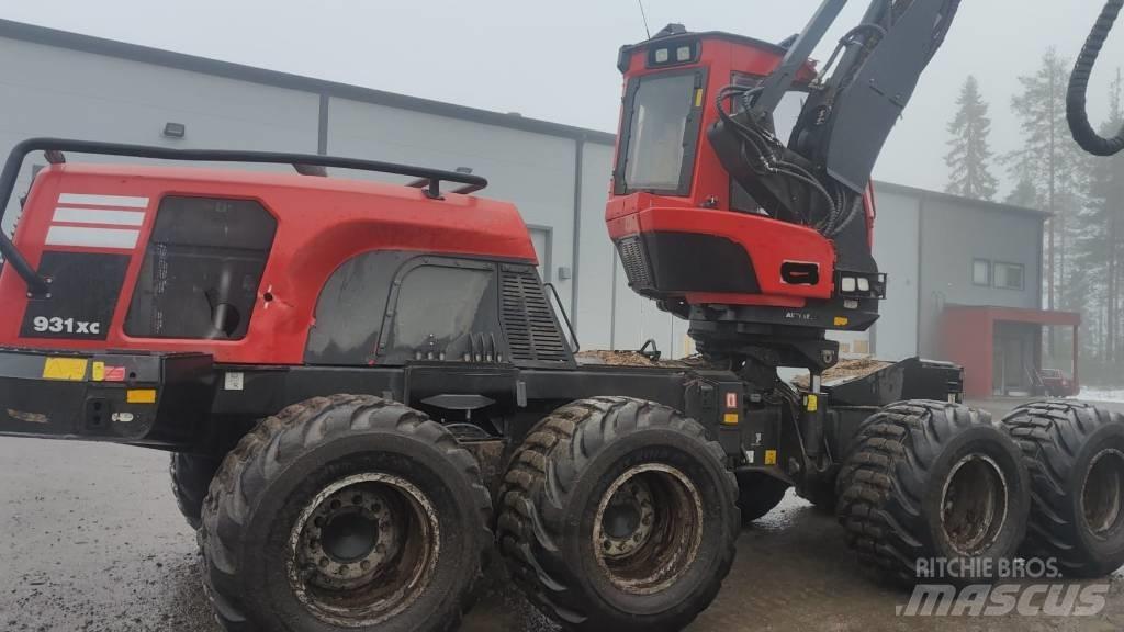 Komatsu 931XC Betakarítók
