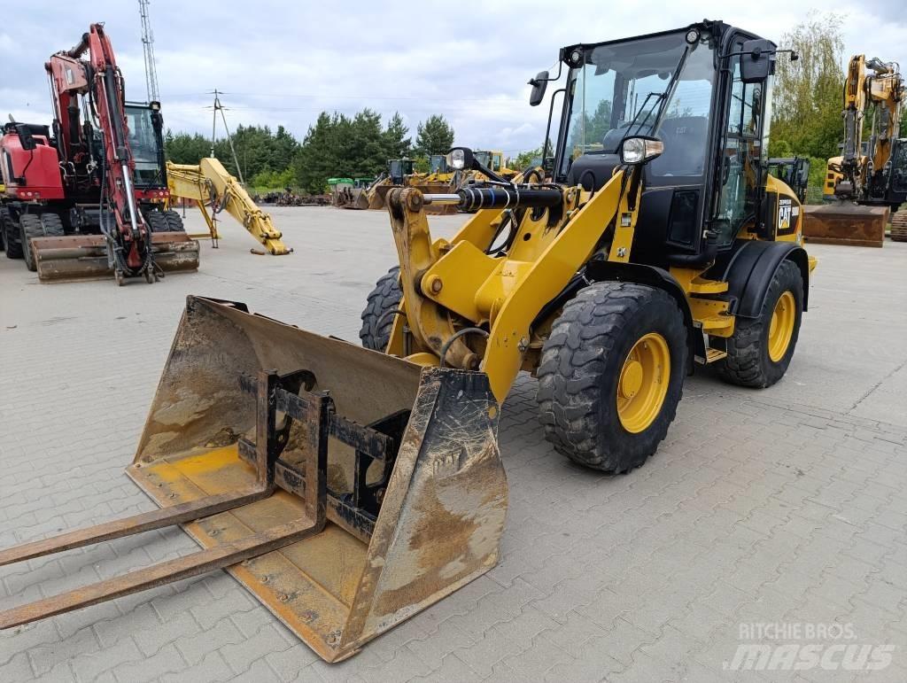 CAT 908M Gumikerekes homlokrakodók