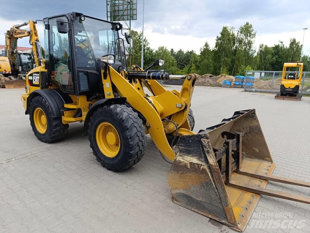 CAT 908M Gumikerekes homlokrakodók