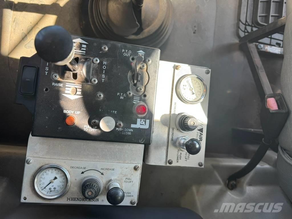 Mack GU813 Billenő teherautók