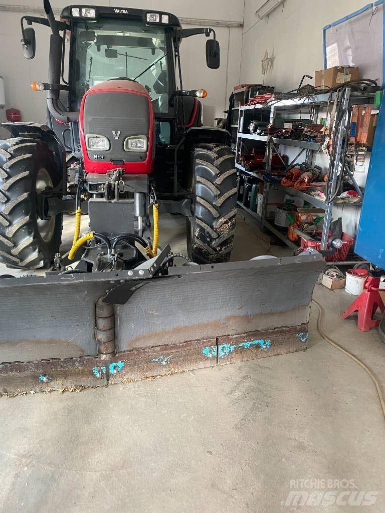 Valtra N 101 Traktorok