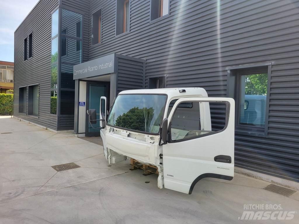 Mitsubishi Fuso "C" Vezetőfülke és belső tartozékok
