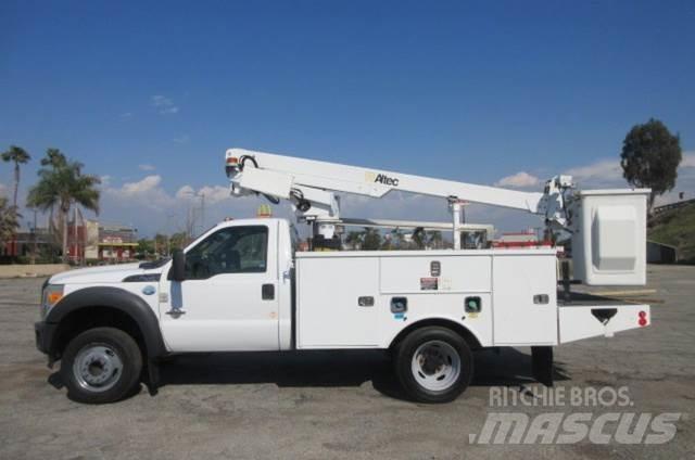 Ford F450 Teherautóra szerelt emelők és állványok