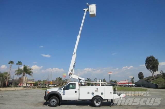 Ford F450 Teherautóra szerelt emelők és állványok
