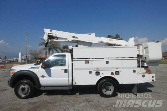 Ford F550 Teherautóra szerelt emelők és állványok