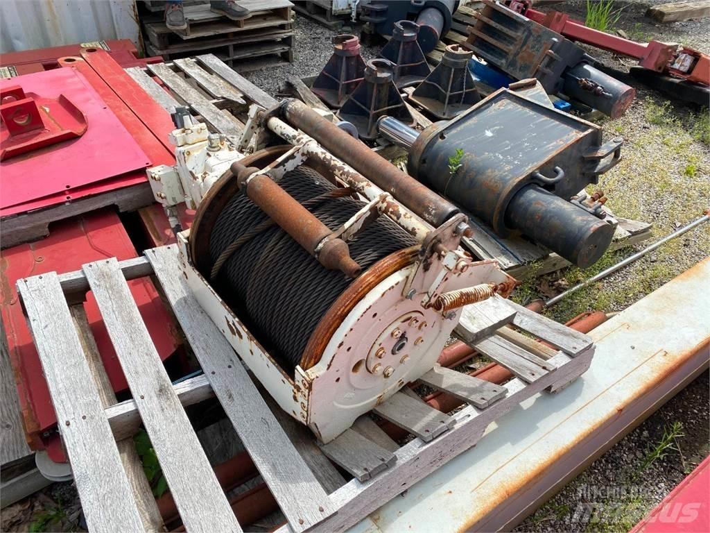 Terex  Emelők, csörlők és anyagfelvonók