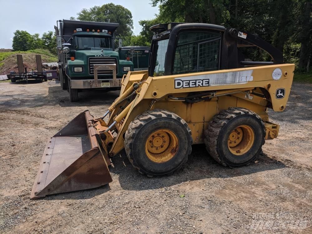 John Deere 328 Kompaktrakodók