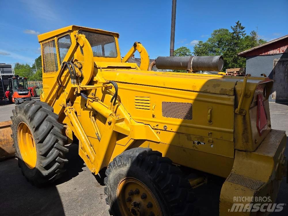 BM Volvo 621 Gumikerekes homlokrakodók
