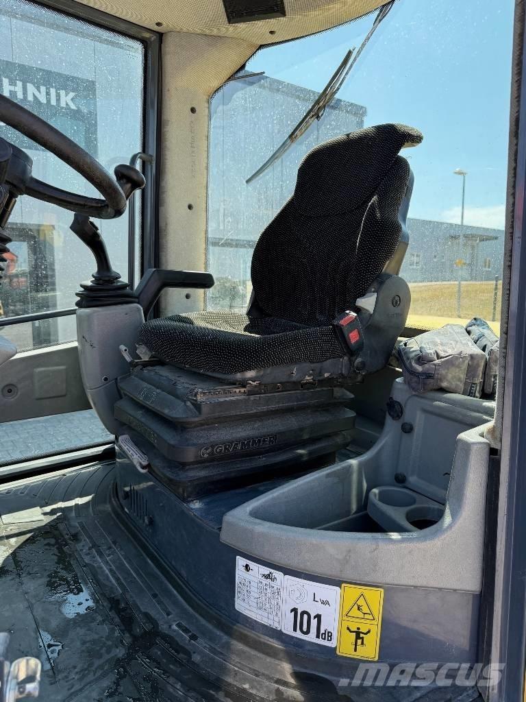 Yanmar V 80 Gumikerekes homlokrakodók