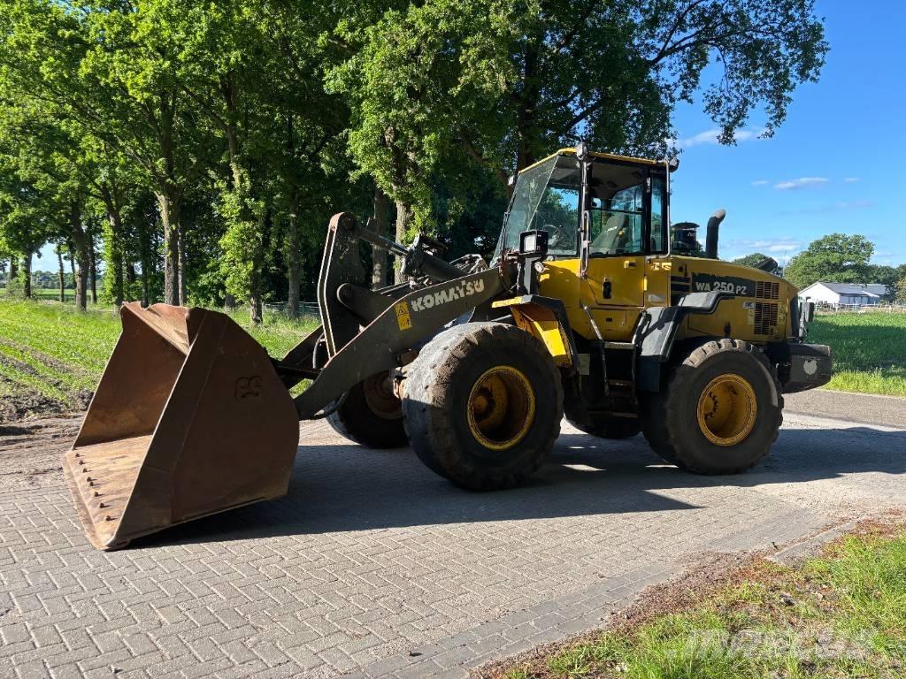 Komatsu WA250-6 Gumikerekes homlokrakodók