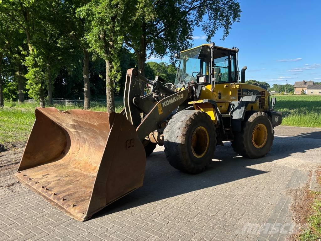 Komatsu WA250-6 Gumikerekes homlokrakodók
