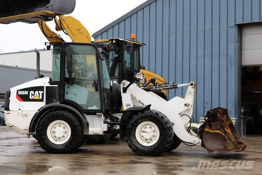 CAT 906M Gumikerekes homlokrakodók