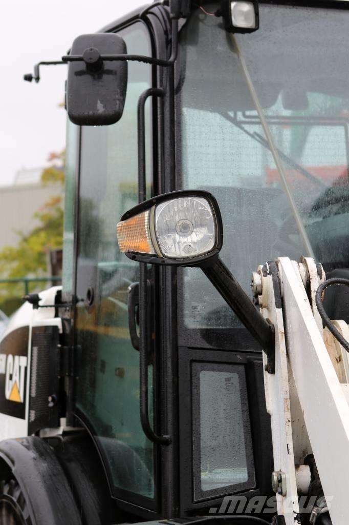 CAT 906M Gumikerekes homlokrakodók