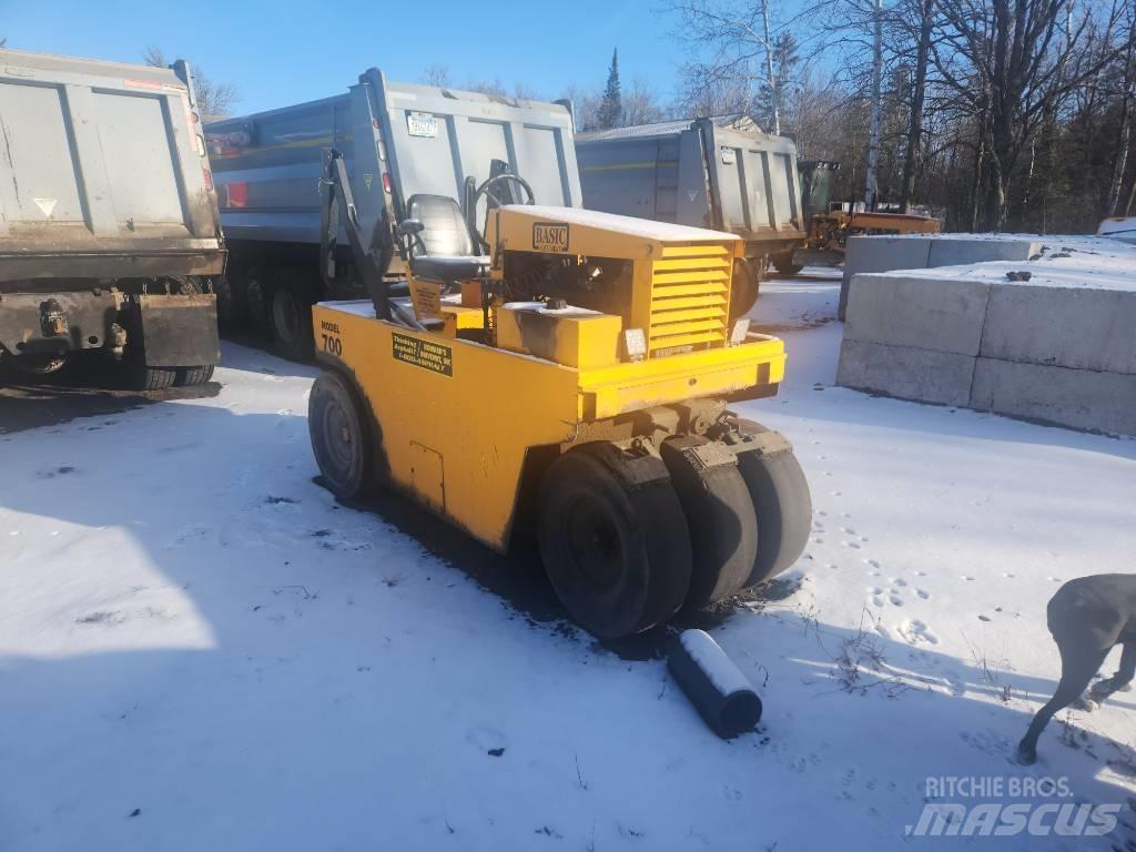Basic 700 Pneumatikus kerekes hengerek