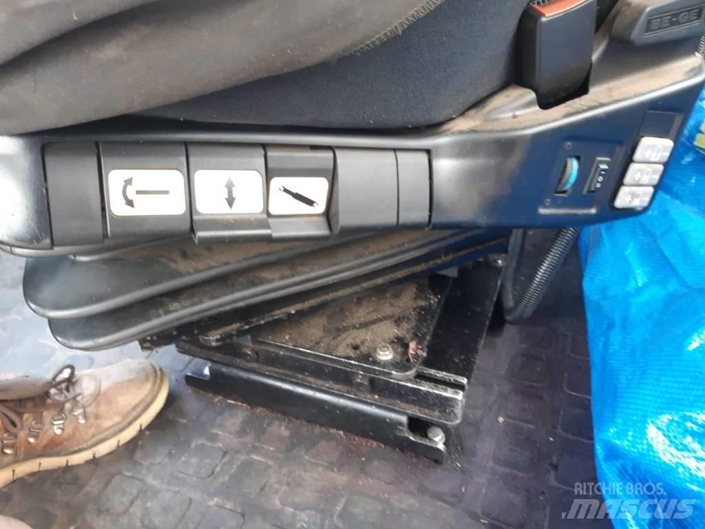 Komatsu 931.2 Betakarítók