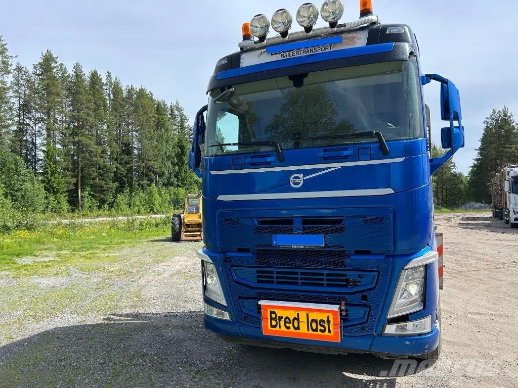 Volvo FH 500 erdészeti gépszállító teherautók