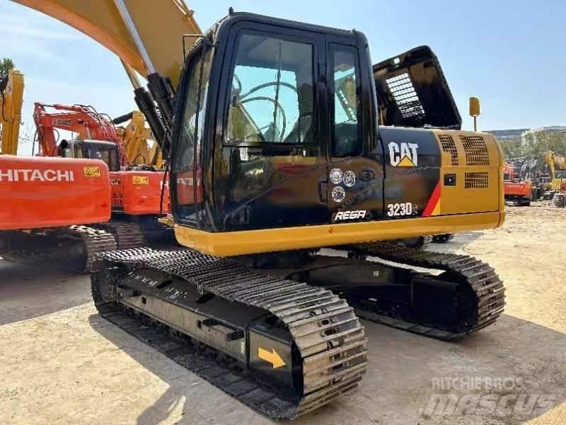 CAT 323 D Lánctalpas kotrók