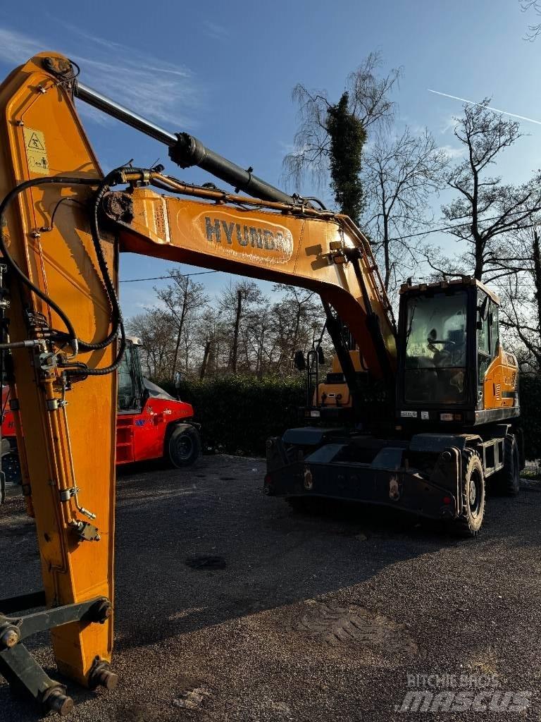 Hyundai HW 210 Gumikerekes kotrók