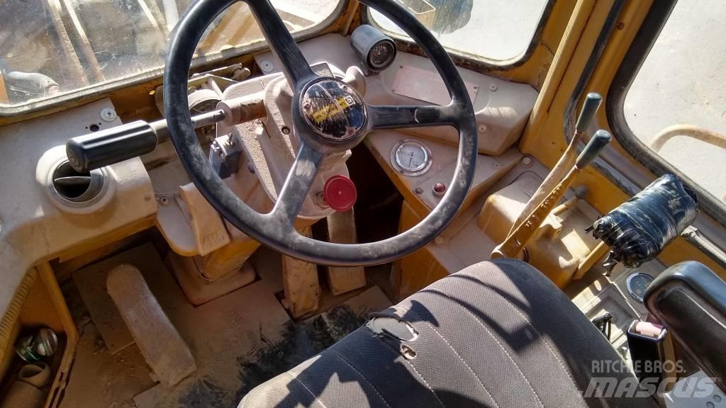 CAT 950 B Gumikerekes homlokrakodók