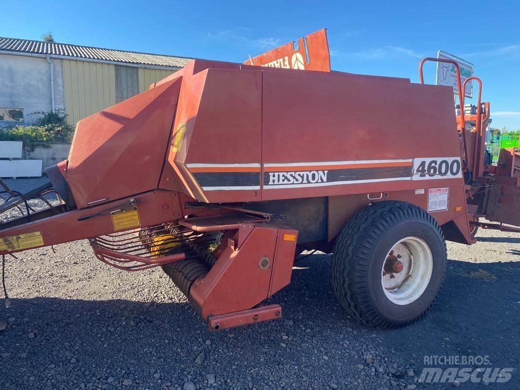 Hesston 4600 Szögletes bálázók