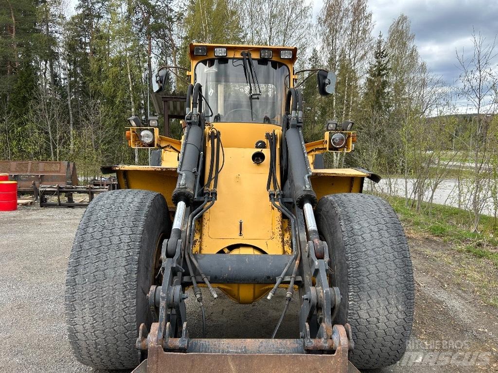 Volvo L 120 Gumikerekes homlokrakodók