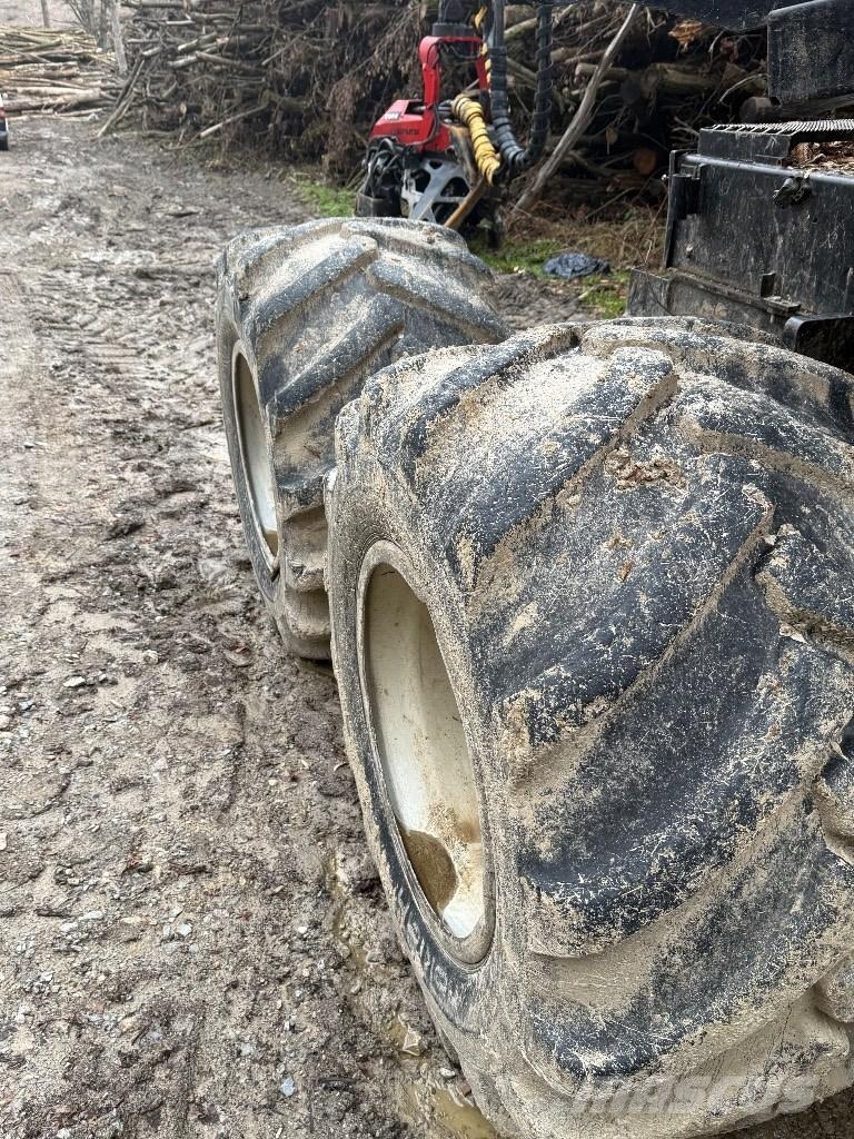 Komatsu 931 Betakarítók