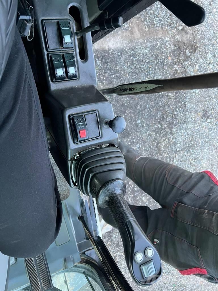 CAT M 313 D Gumikerekes kotrók