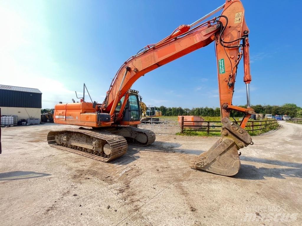 Doosan DX225 Gumikerekes kotrók
