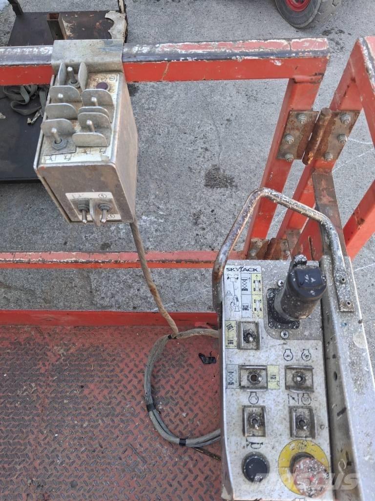 SkyJack SJ 6826 RT Ollós emelők