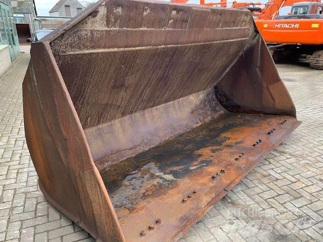 CAT 988 F Gumikerekes homlokrakodók