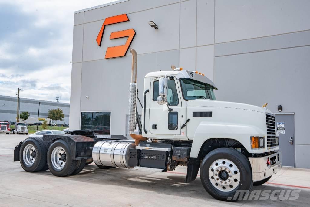 Mack Pinnacle 64T Nyergesvontatók