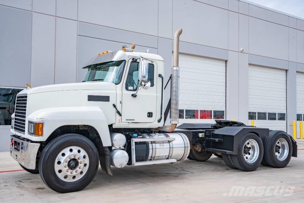 Mack Pinnacle 64T Nyergesvontatók
