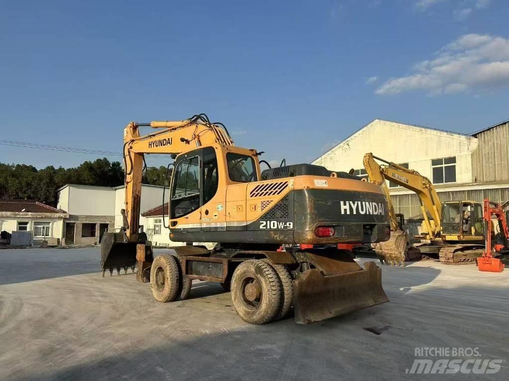 Hyundai 210W-9 Gumikerekes kotrók